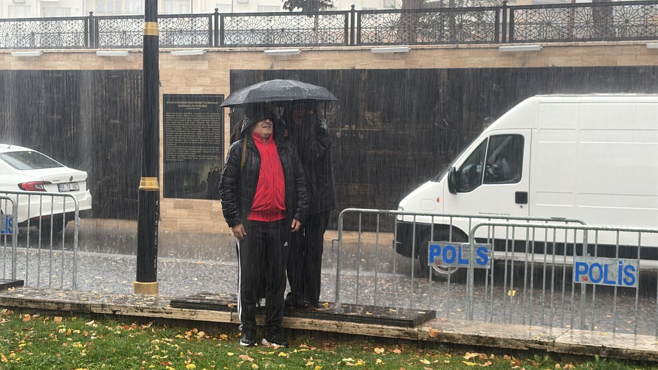 Sivas'ta Cumhuriyet Bayramı töreni öncesi sağanak yağış yaşandı