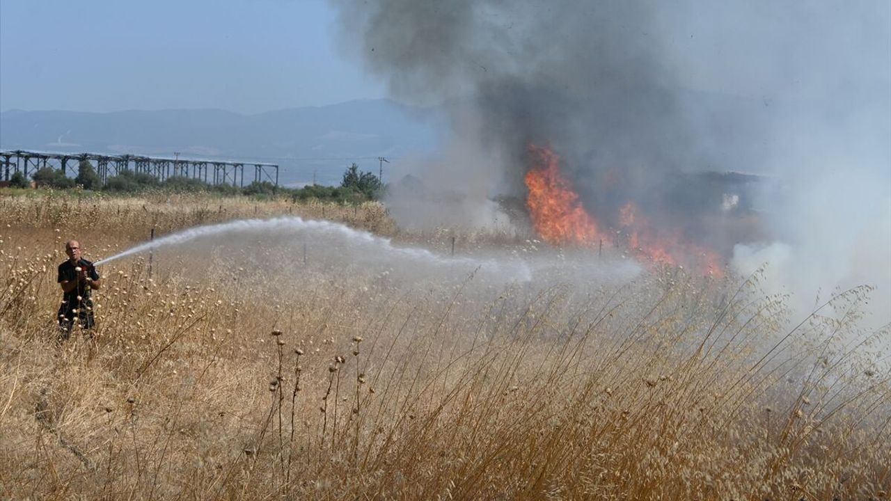 Manisa Turgutlu'da hurdalıkta çıkan yangın kontrol altına alındı