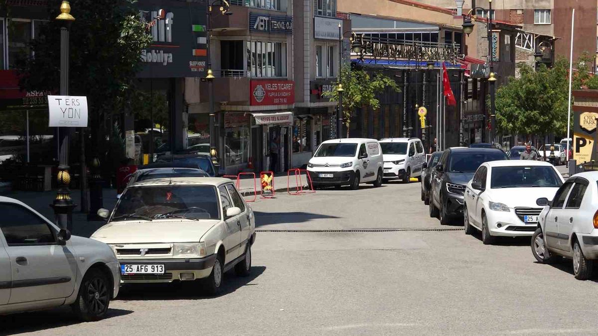 Erzurum'da esnaf ters yönden gelen araçlar için kendi tabelasını hazırladı
