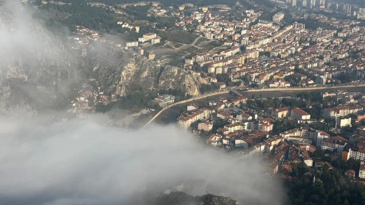 Amasya sabah saatlerinde yoğun sis tabakasının altında kaldı