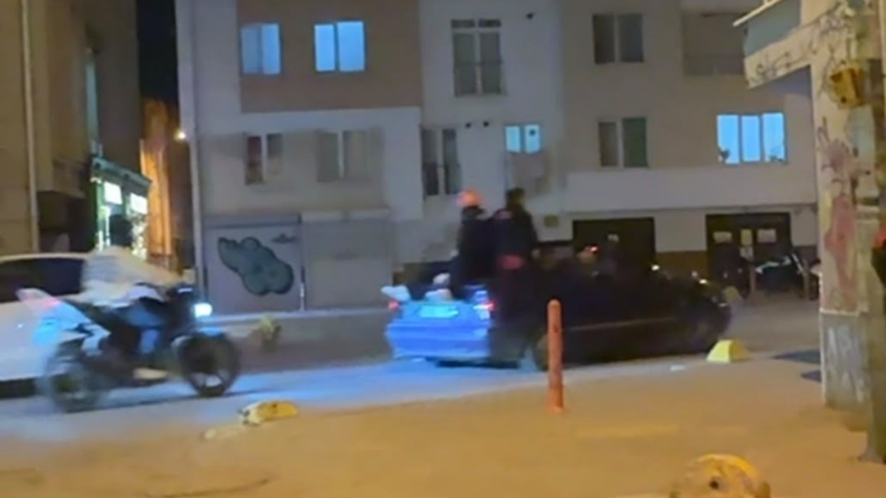 Eskişehir'de üstü açık otomobilin bagajında yolculuk yapan şahıs uyarıldı