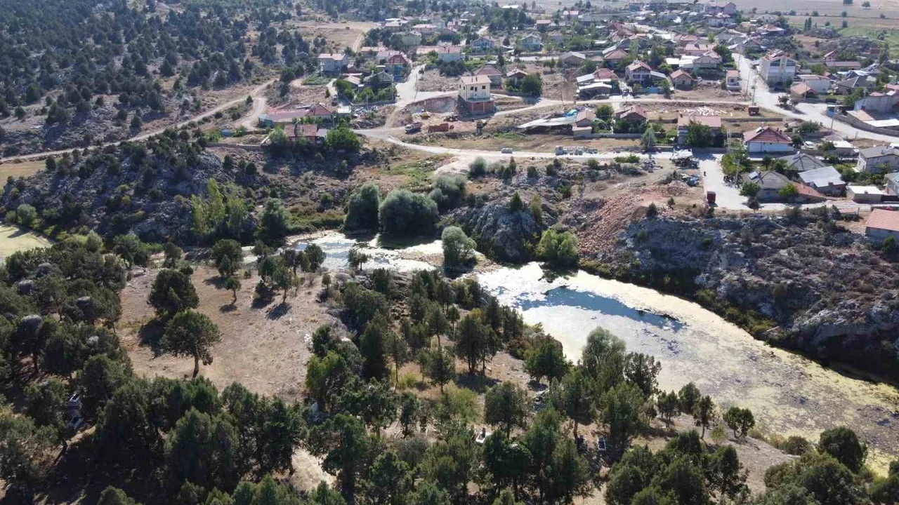 Beyşehir'de leyleklerin göçüyle simge noktalar sessizliğe büründü