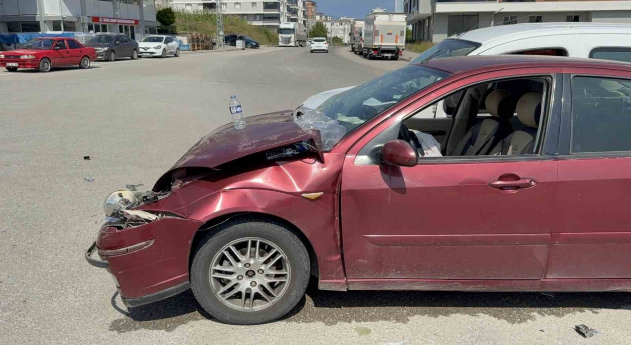 Samsun'da otomobil ile hafif ticari aracın çarpışması sonucu 2 kişi yaralandı