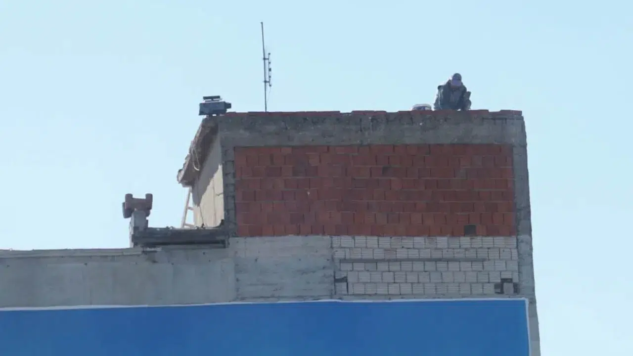 İzmir'de 10 katlı binanın çatısında güvenlik ekipmanı olmadan çalışma yapıldı