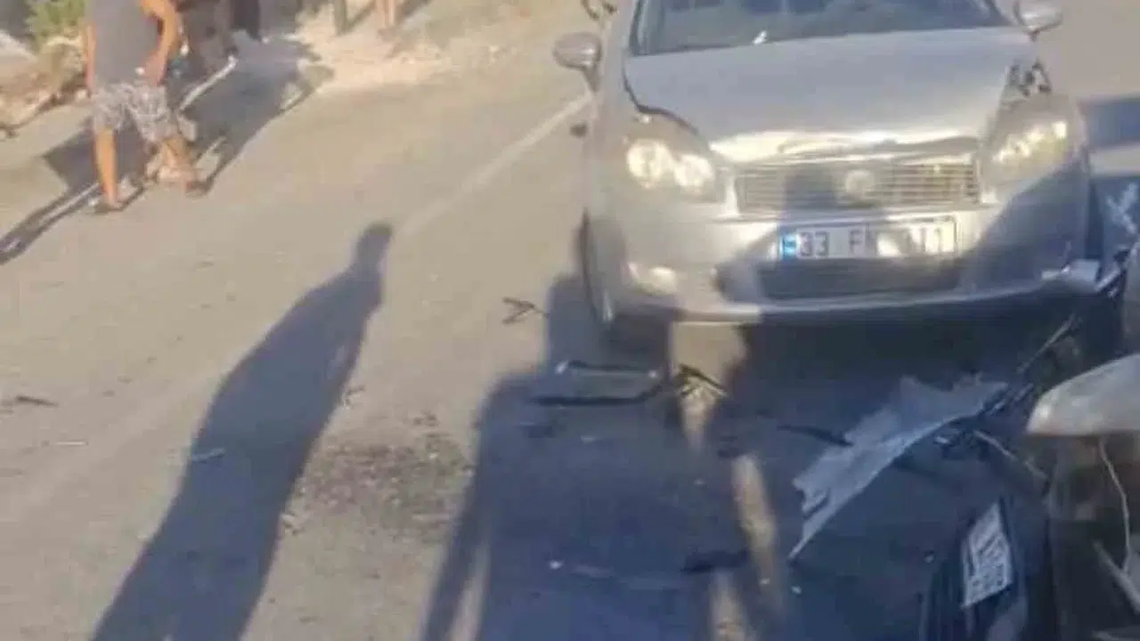 Bursa'da hafriyat kamyonu iki araca çarparak evin bahçesine düştü