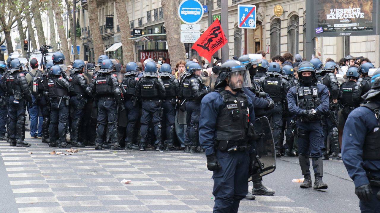Fransa'daki lise eylemlerinde bir kadın polisin cinsel şiddet iddiasıyla şikayetçi oldu