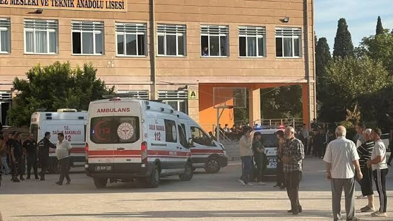 Manisa'da okul yakınında silahlı saldırı: 8 kişi etkilendi