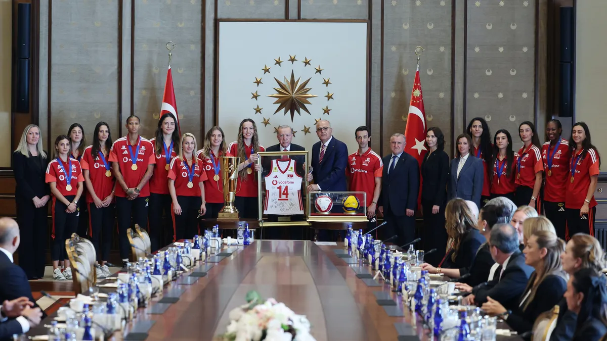 Erdoğan, Avrupa şampiyonu voleybolcuları Külliye'de ağırladı