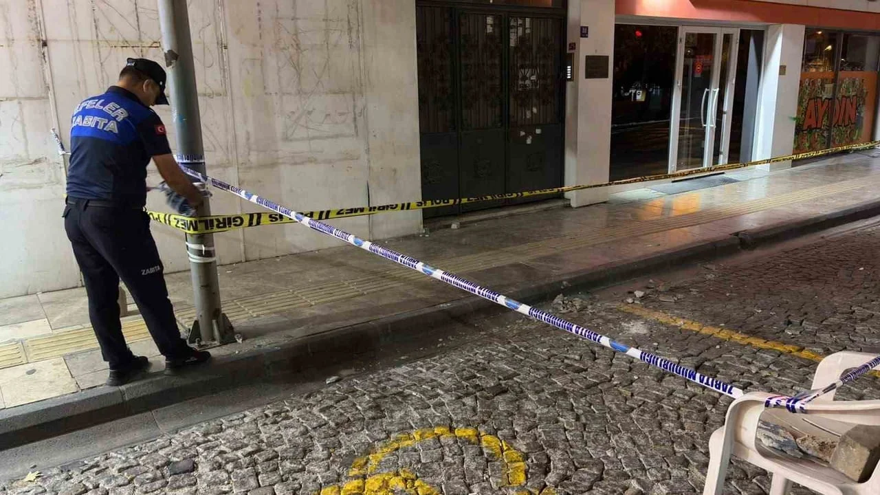 Aydın'da çatıdan düşen beton parçaları bir kişiyi yaraladı ve araçlara zarar verdi