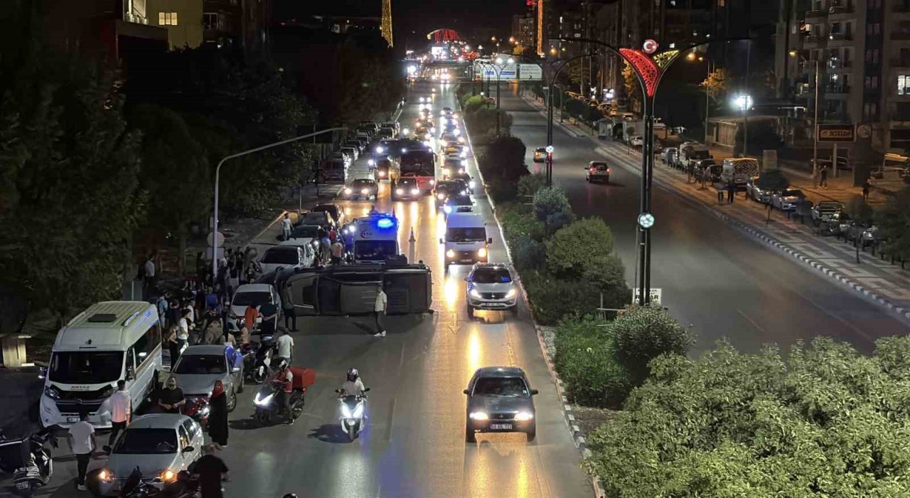 Manisa'da park halindeki 5 araca çarpan otomobil devrildi