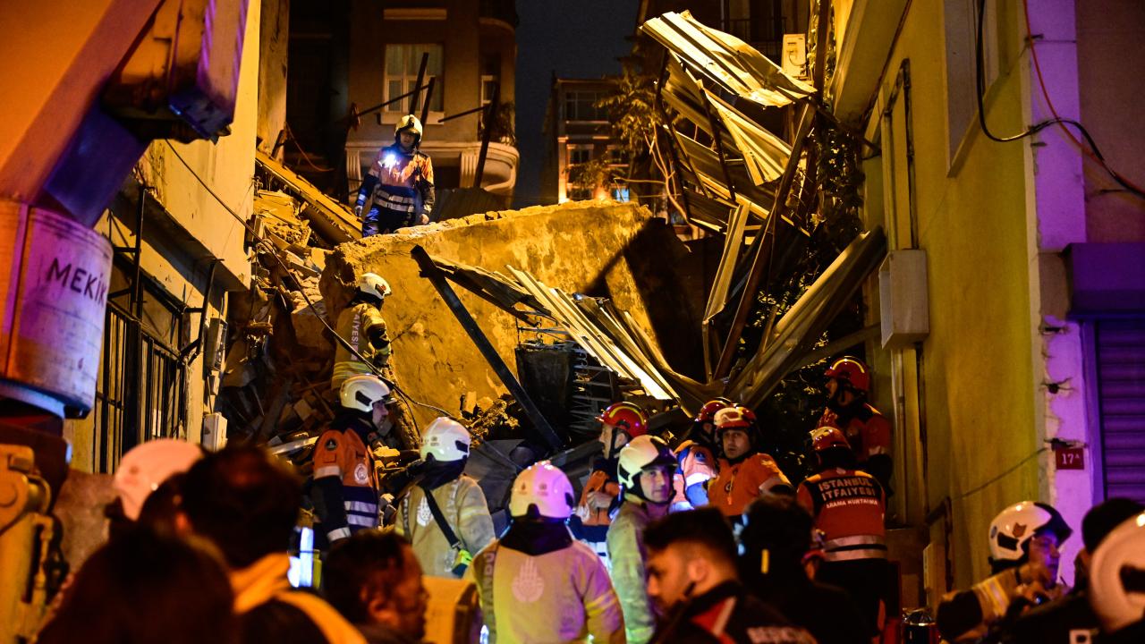 Beyoğlu'nda daha önce boşaltılan 4 katlı bina çöktü