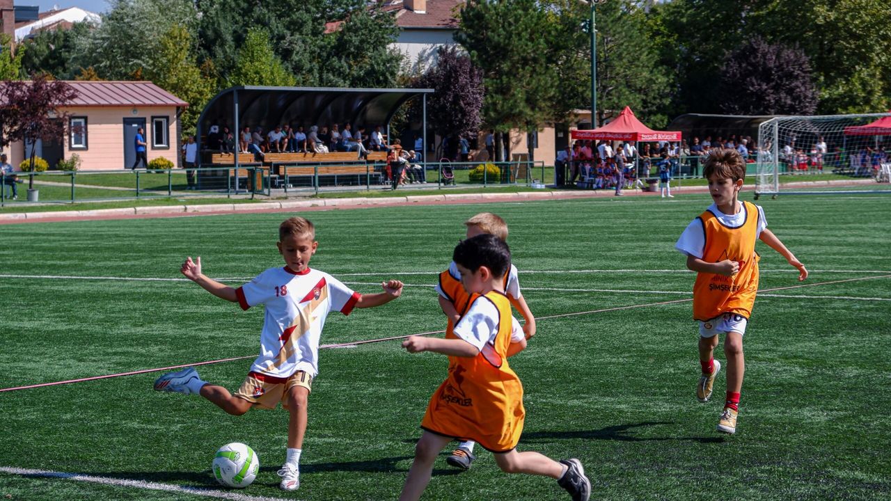 Eskişehir'de 700 çocuk Zafer Bayramı için futbol şenliğinde buluştu