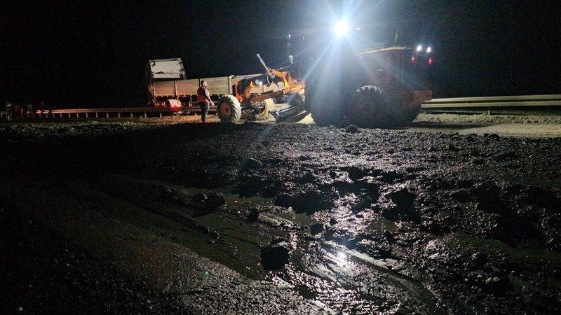 Erzincan-Sivas kara yolunda heyelan nedeniyle trafik aksadı