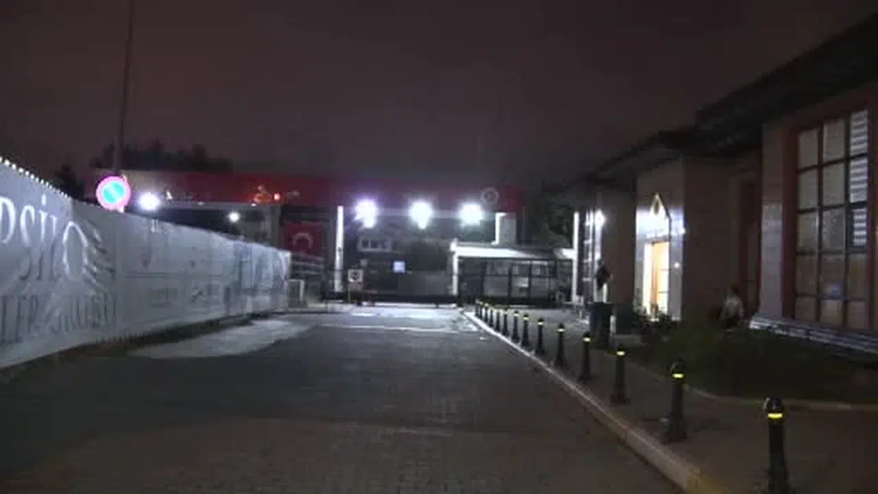 Bakırköy'deki otobüs kazasında ölenlerin yakınları Adli Tıp önünde bekliyor