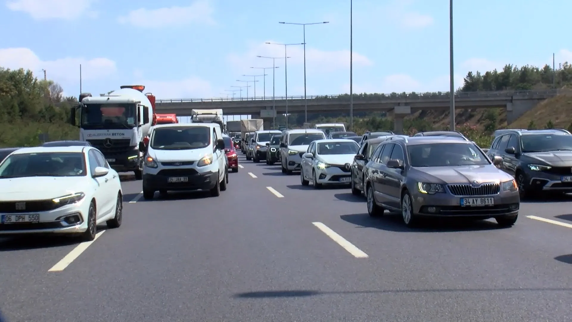 Beykoz'da otomobilin kamyonete çarpması sonucu 2 kişi yaralandı