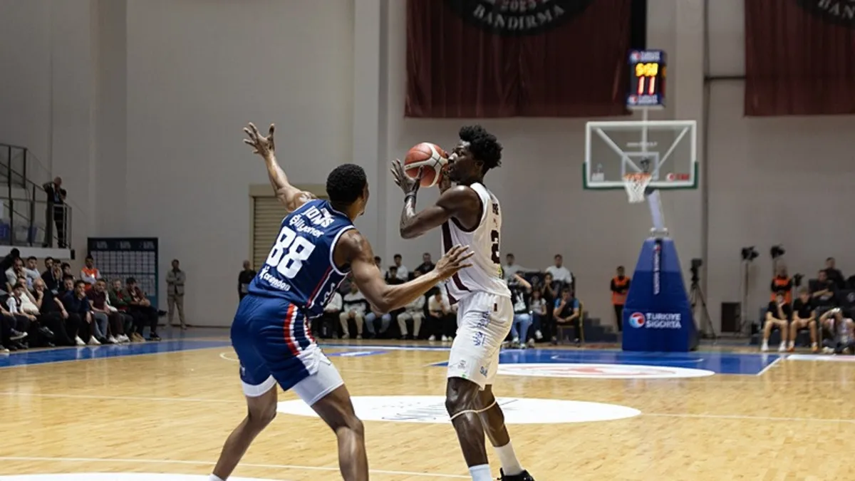 Anadolu Efes, Bandırma deplasmanında Pizzabulls Bordo Bandırma'yı yendi