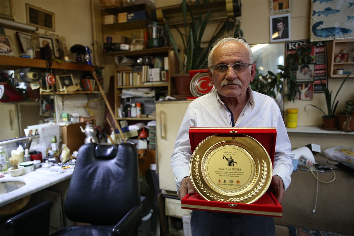 Kastamonu'da 66 yıllık berber Cemil Menteş yılın ahisi unvanını aldı