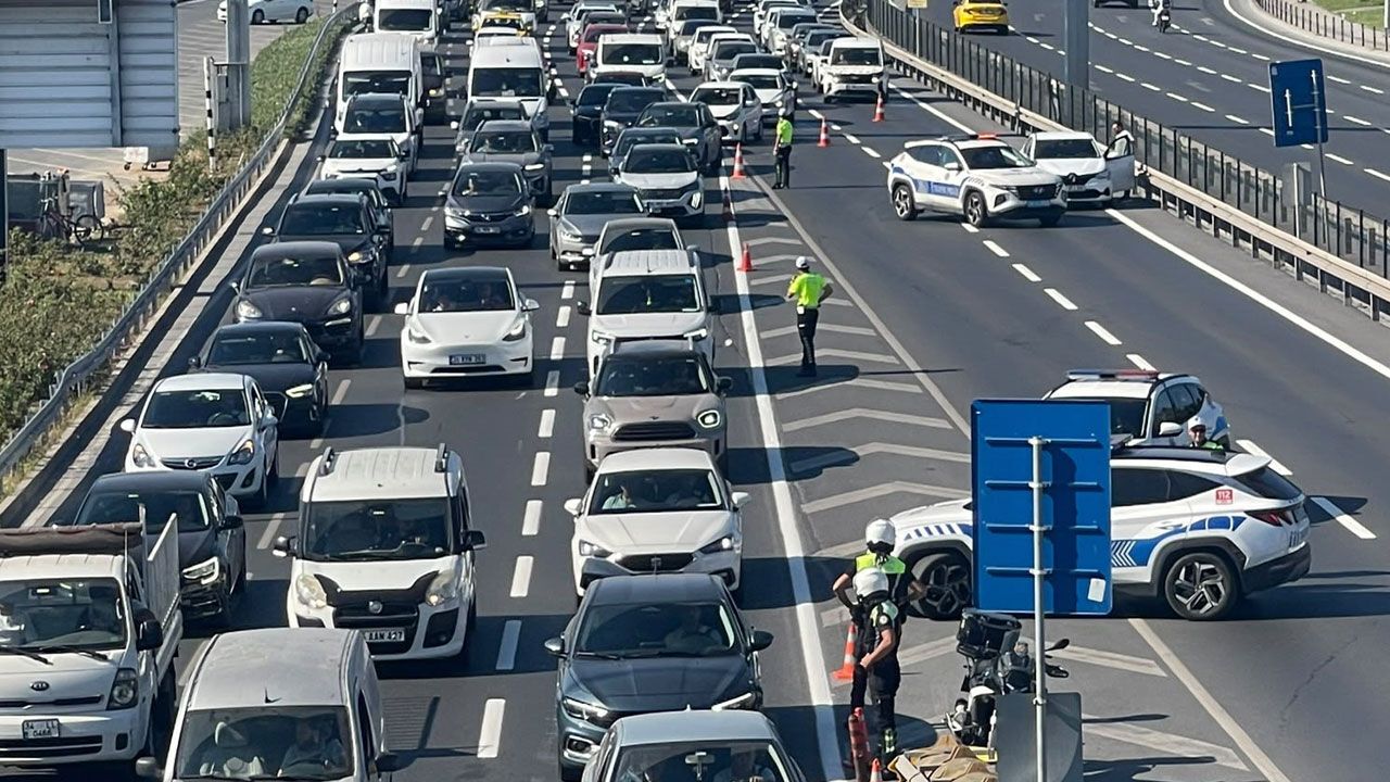 Fatih'te hafif ticari araçta çıkan yangın nedeniyle sahil yolu trafiğe kapandı