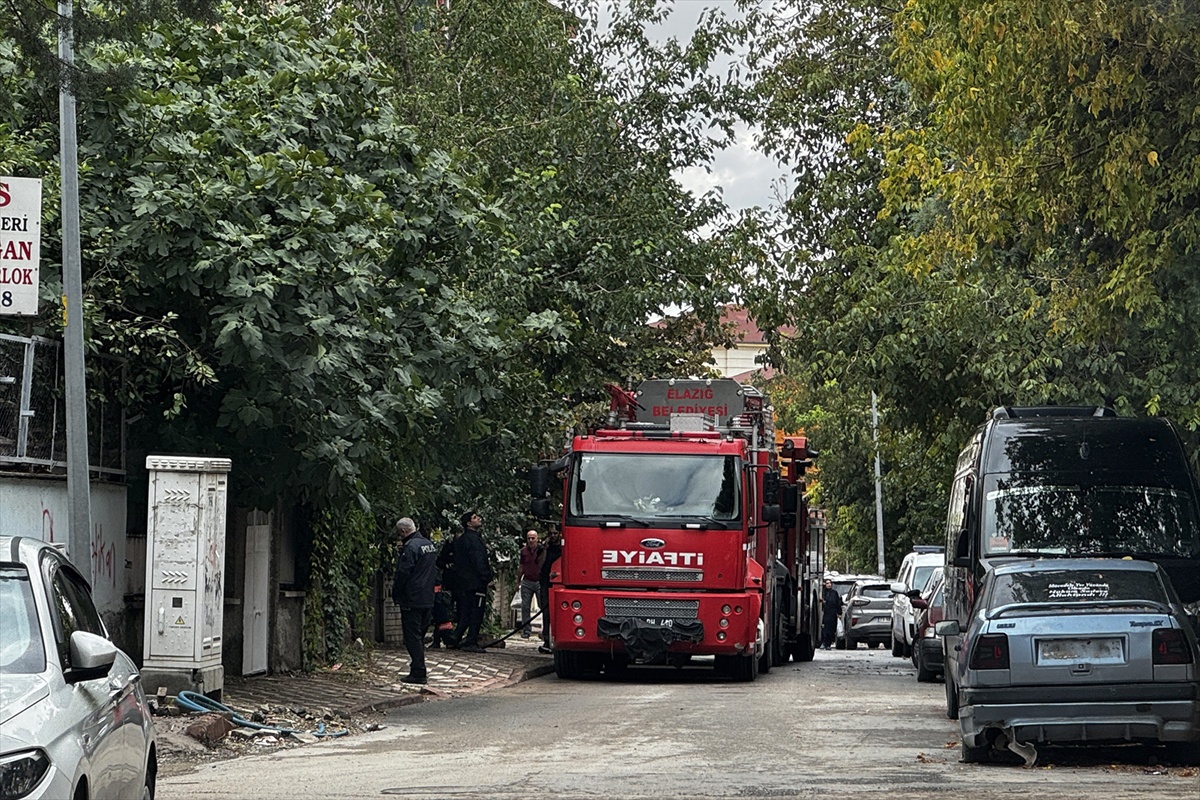 Elazığ'da metruk binanın son katında çıkan yangın söndürüldü