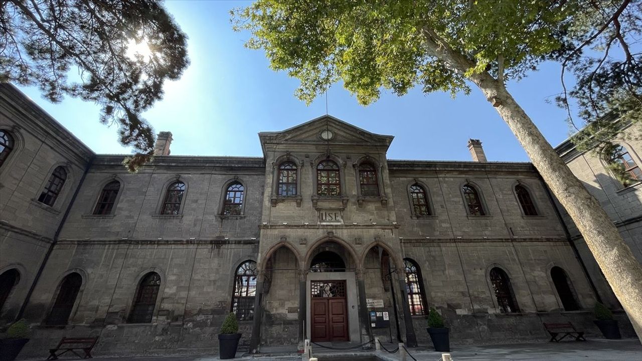 Kayseri'deki 133 yıllık Taş Mektep eğitim serüvenini sürdürüyor