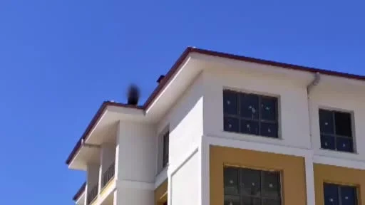 Gaziantep'te maaş alacağı için binanın tepesine çıkan işçi indirildi