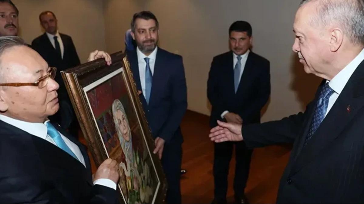 Kurultay Fenomeni kitabı ve Tenzile Erdoğan portresi Erdoğan'a sunuldu