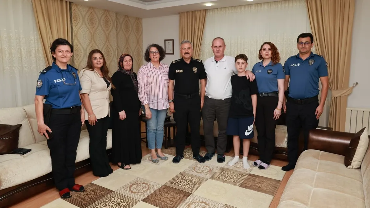 Mersin Emniyet Müdürü Fahri Aktaş gazi polis memurunu ziyaret etti