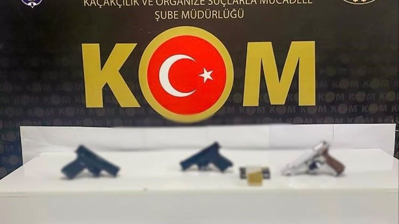 Isparta'da polisin operasyonlarında çok sayıda kaçak ürün ve silah ele geçirildi