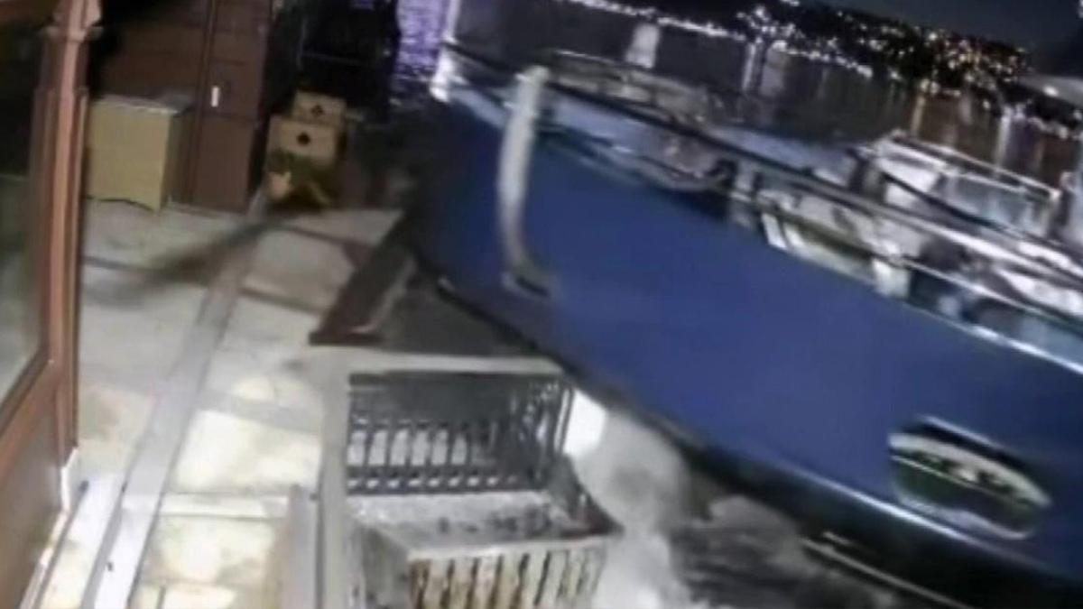 İstanbul Boğazı'nda yolcu vapuru tarihi yalıya çarptı