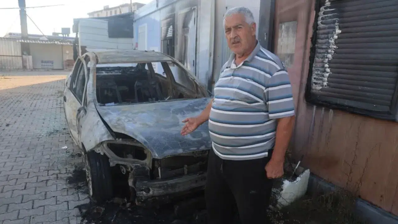 Antakya'da konteyner kentte park halindeki otomobil yandı