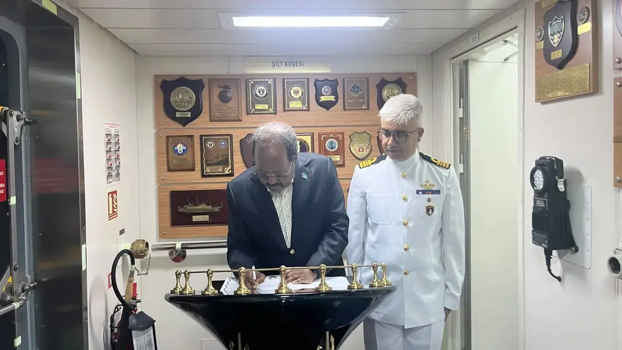 Somali Cumhurbaşkanı Mahmud, Türkiye'nin sondaj gemisindeki çalışmaları inceledi