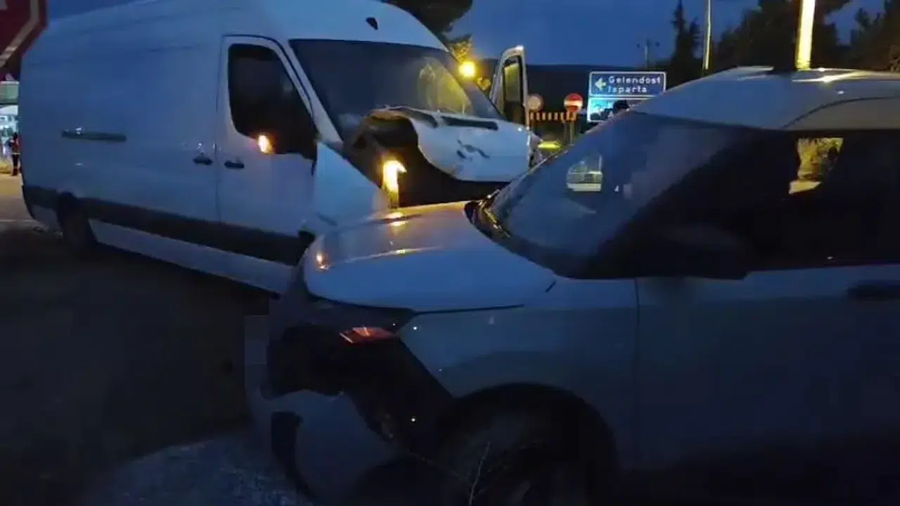 Isparta'nın Yalvaç ilçesinde iki ticari aracın çarpışması sonucu 1 kişi yaralandı