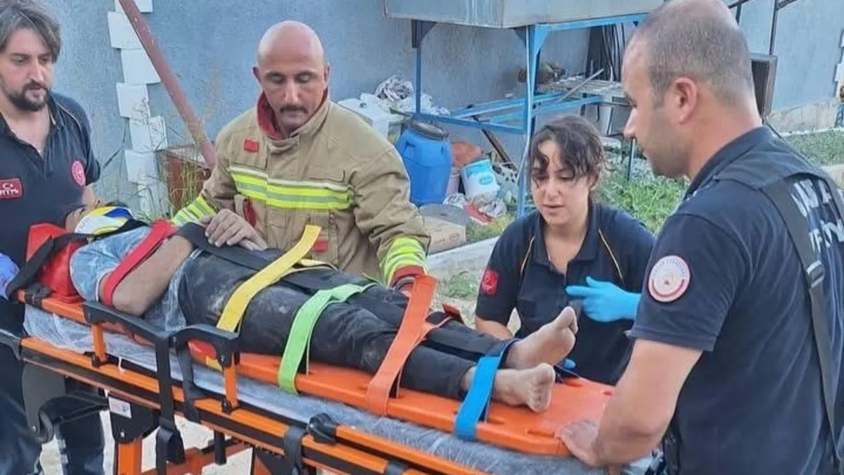Altınözü'nde devrilen traktörün altında kalan 3 kişi yaralandı