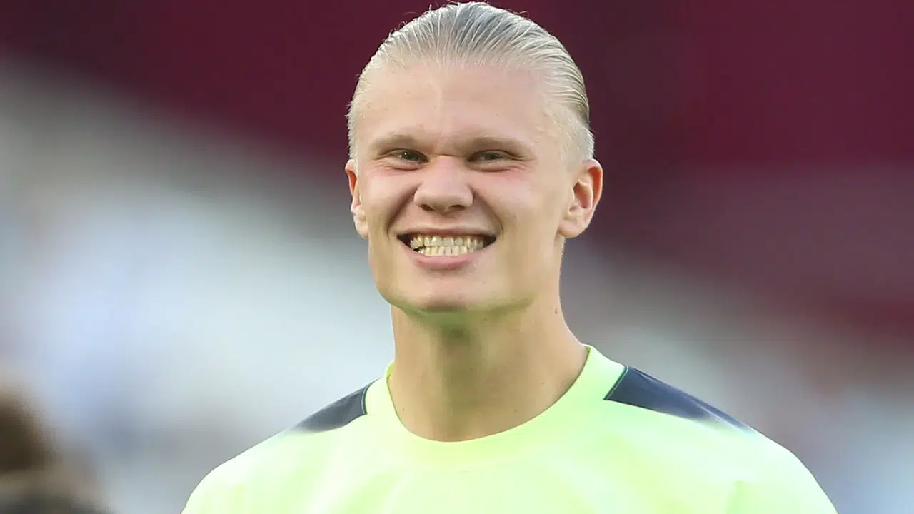 Erling Haaland uzun saçlarını kestirerek imaj değişikliğine gitti