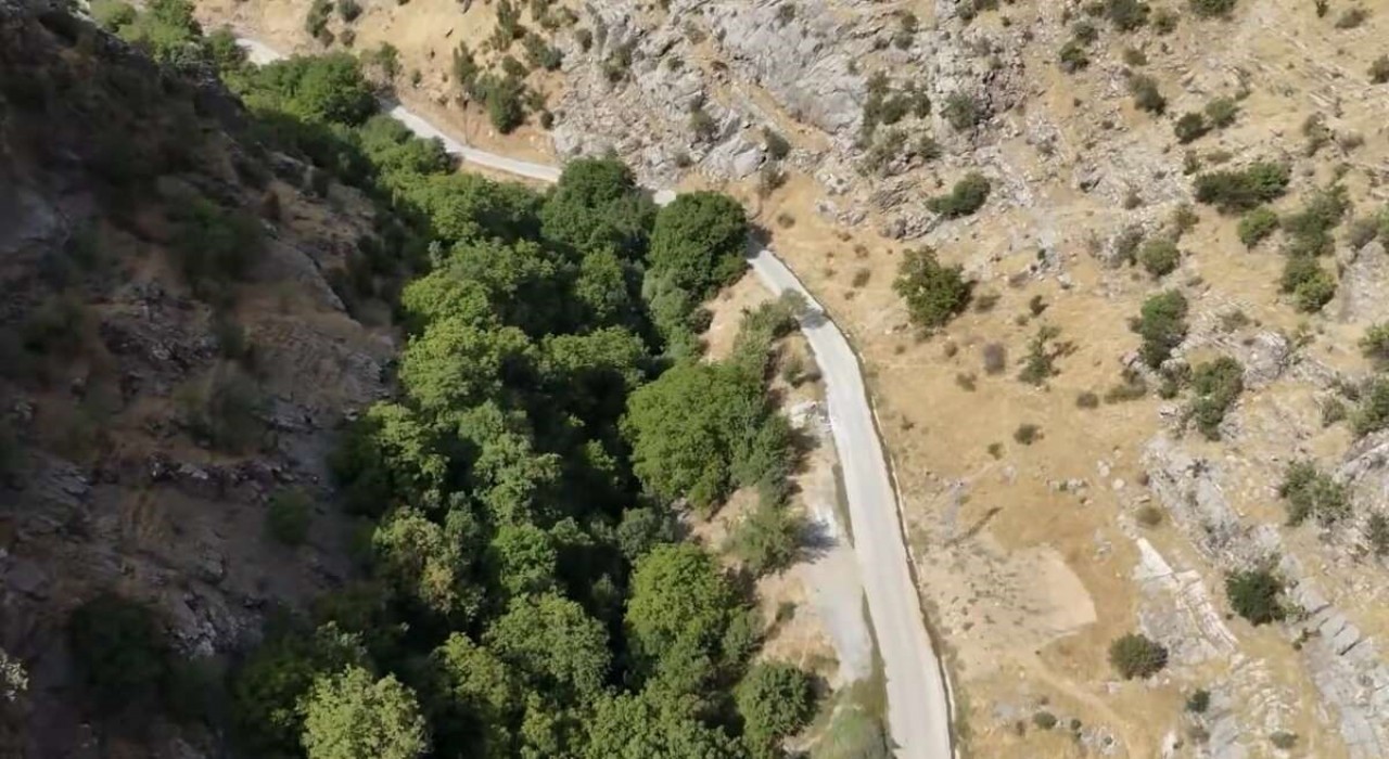 Beytüşşebap Ballı Mahallesi'nde beton yol çalışmasında ilk kilometre tamamlandı