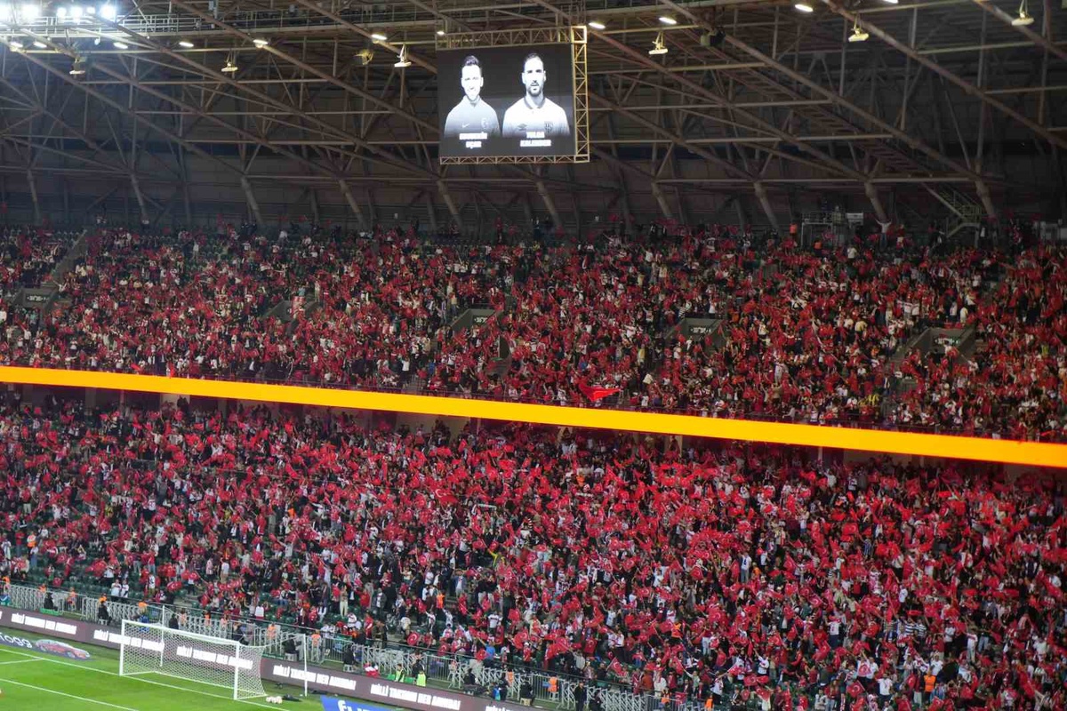 Kocaeli'deki milli maç öncesi hayatını kaybeden iki isim anıldı