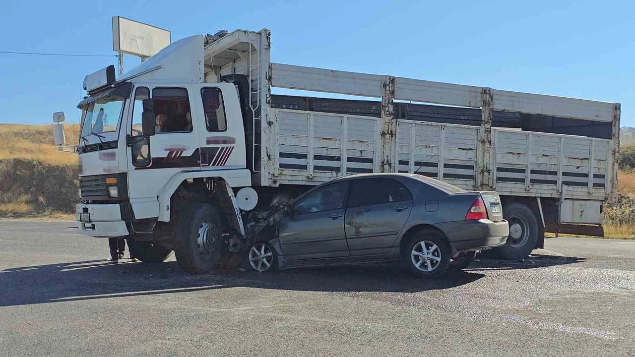 Yozgat'ta otomobil ile kamyon çarpıştı: 1 yaralı