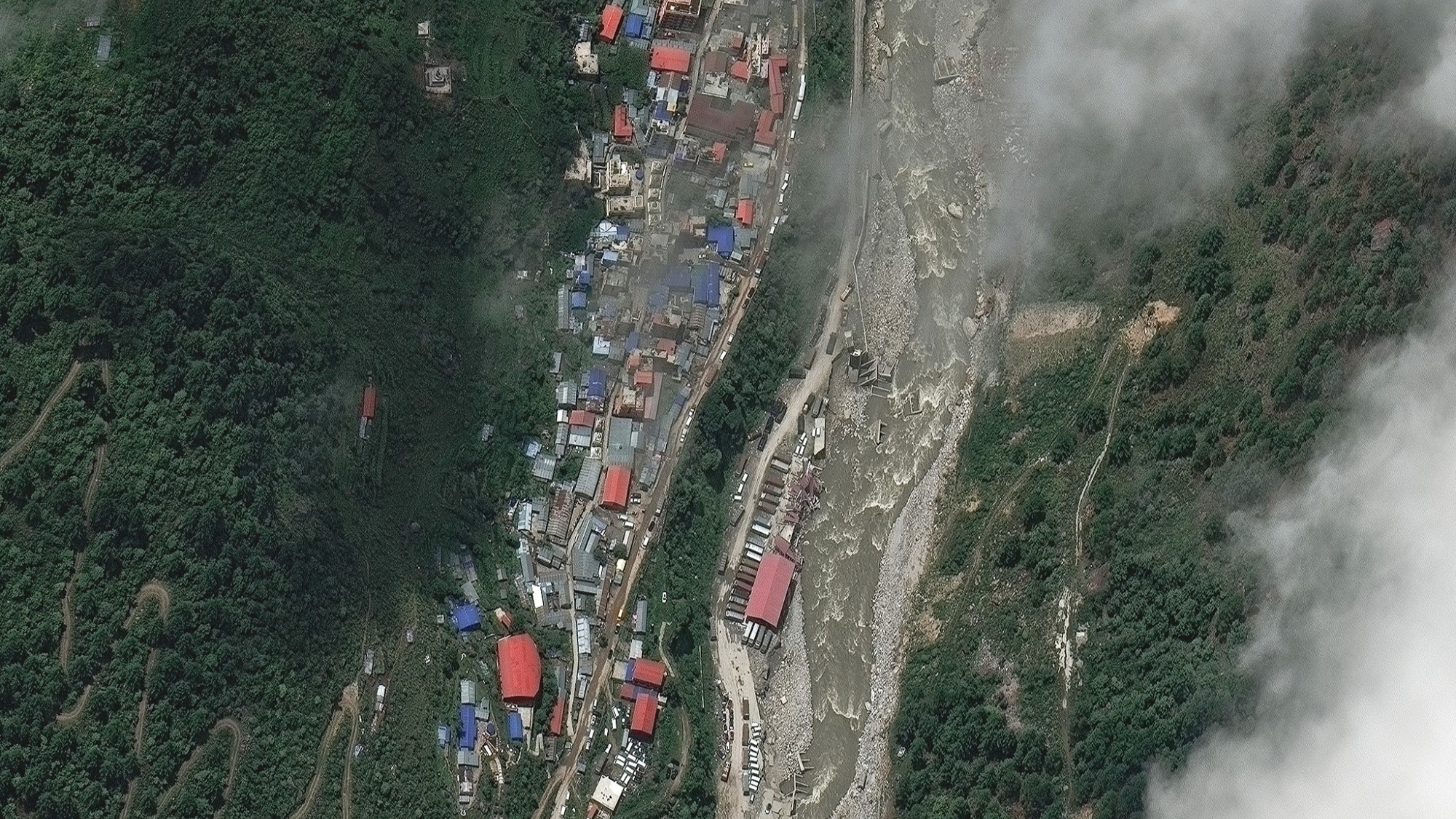 Nepal'deki buzul çökmesi Çin sınırındaki Kyirong Kapısı'nı vurdu