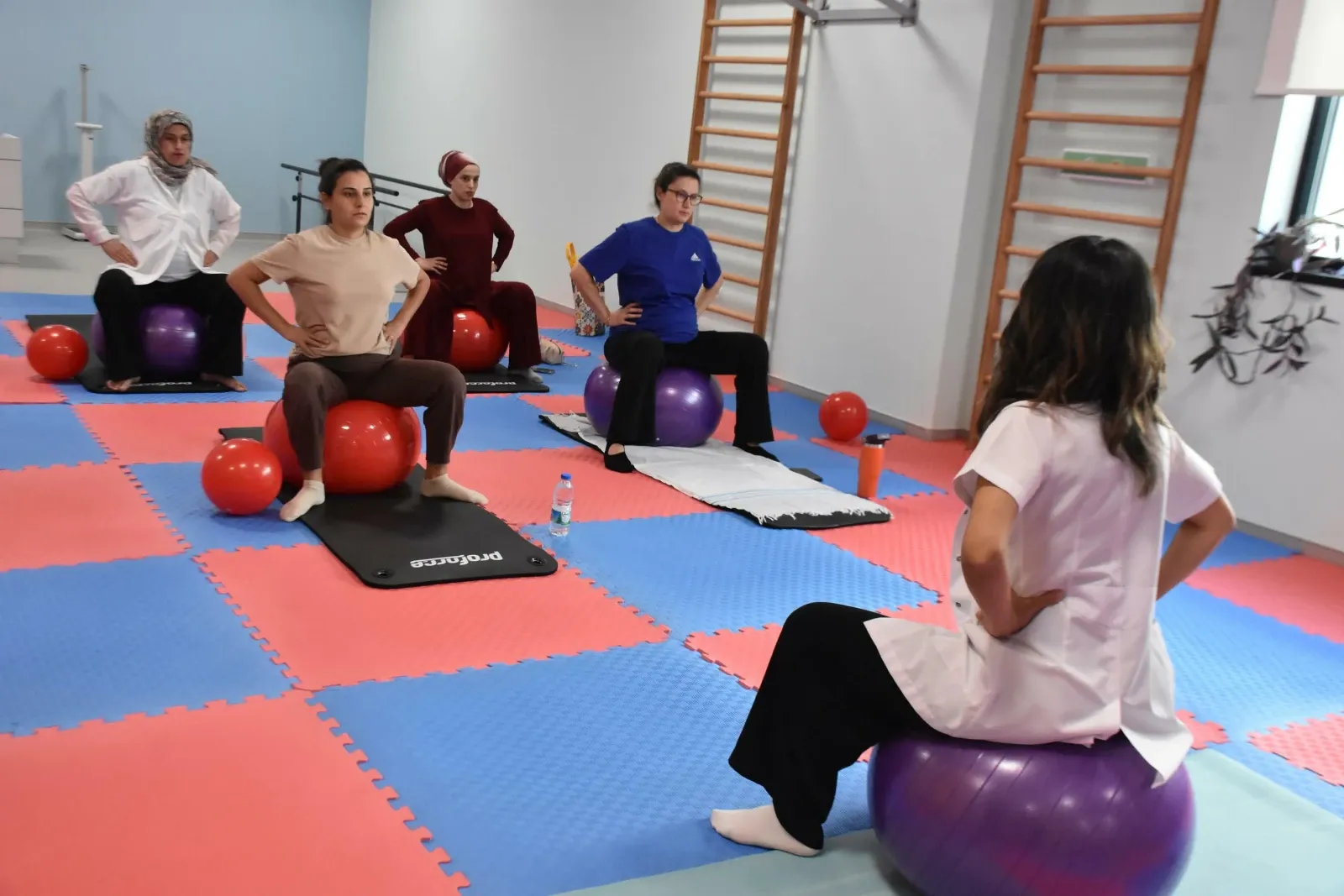 İzmir Şehir Hastanesi anne adaylarına yönelik doğum hazırlık programı başlattı