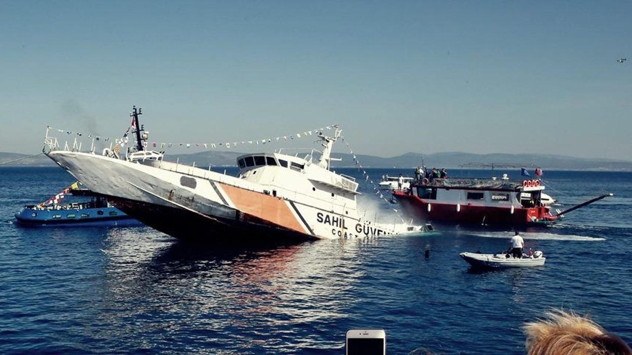 Çeşme'de arızalanan jet skide mahsur kalan iki kişi Sahil Güvenlikçe kurtarıldı
