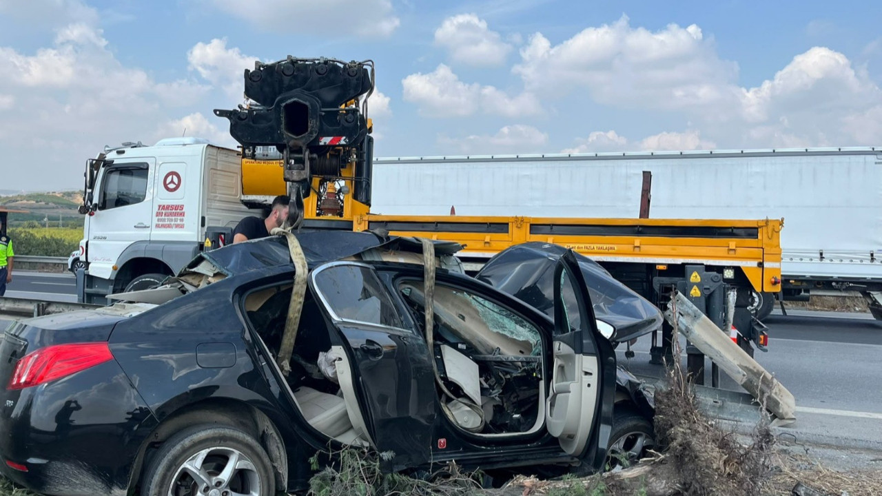 Mersin Tarsus'ta otomobilin refüje çarpması sonucu sürücü öldü