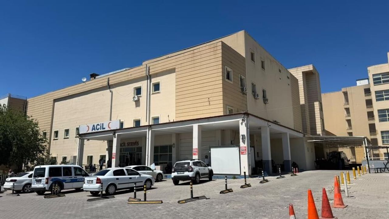 Şanlıurfa'da park halindeki traktörün altında kalan çocuk ve amcası yaralandı