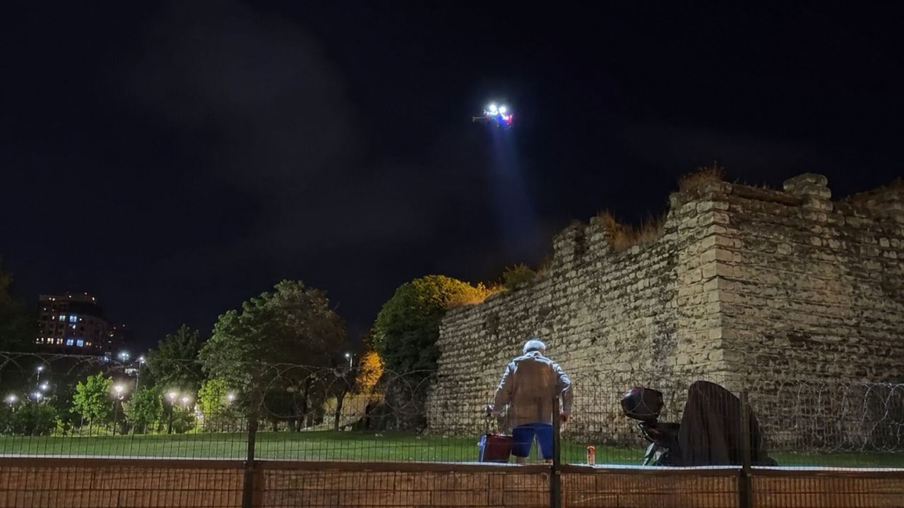 İstanbul Fatih'te alkol tüketenlere polis dronuyla sesli uyarı yapıldı