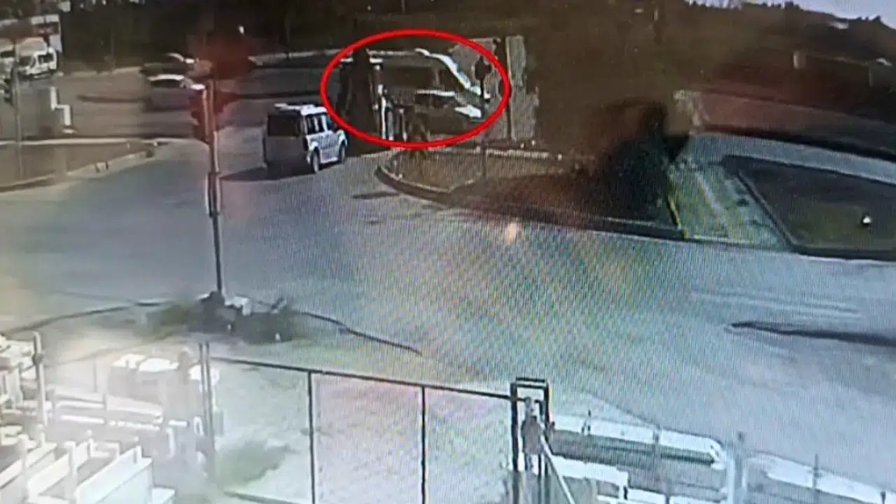 Manavgat'ta trafik ışıklarının çalışmadığı kavşakta iki araç çarpıştı