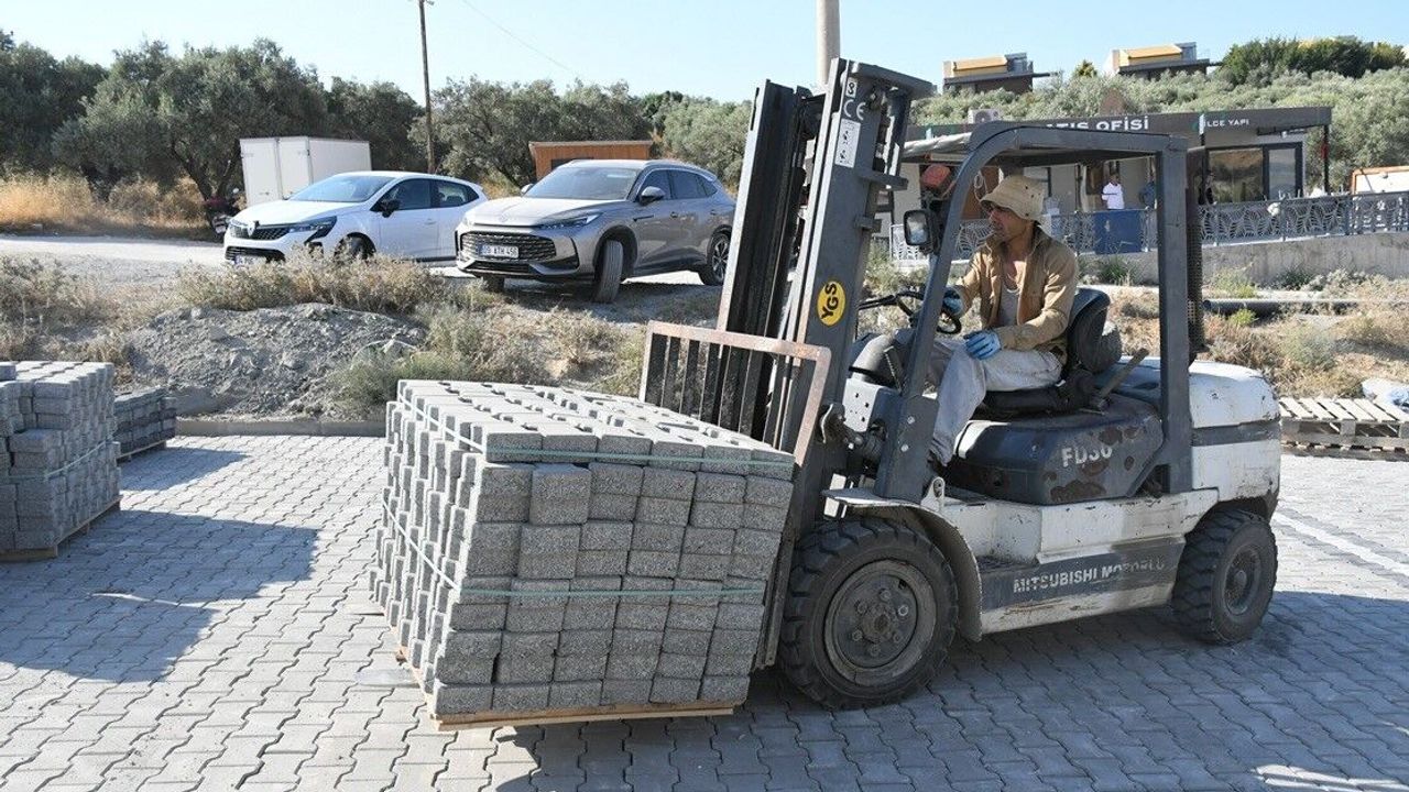 Kuşadası Belediyesi Değirmendere'de 6 bin metrekarelik yol çalışması başlattı