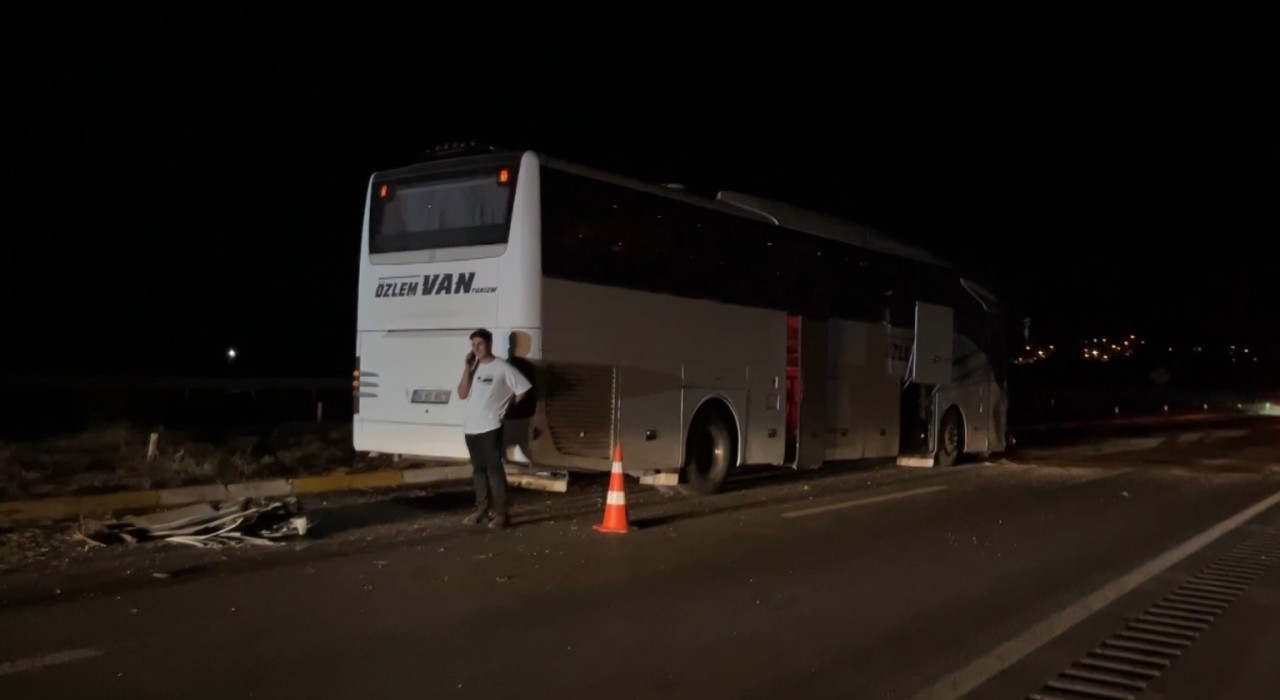 Sivas'ta yolcu otobüsü ile otomobilin çarpıştığı kazada 2 kişi yaralandı