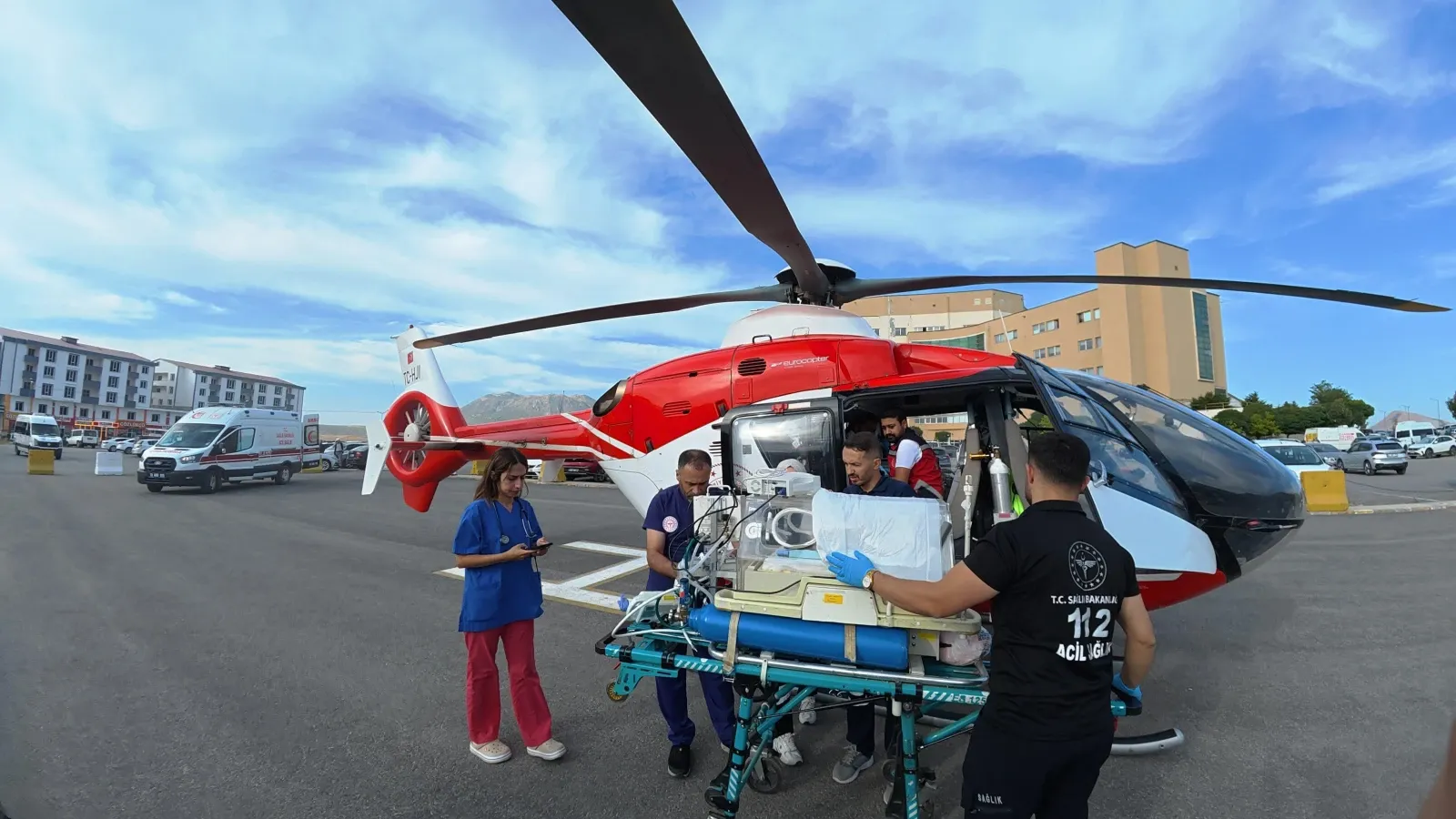 Bitlis'te doğumsal kalp rahatsızlığı olan bebek helikopterle Van'a sevk edildi