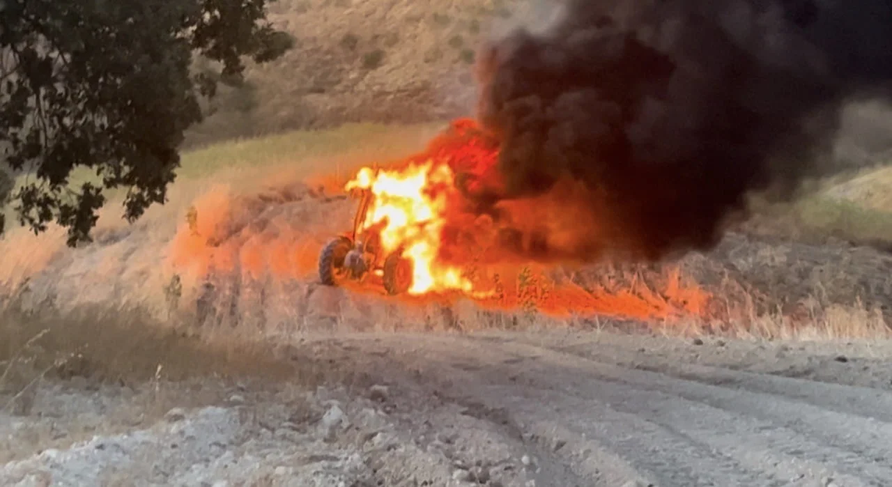 Adıyaman'da tarla sürerken alev alan traktör kullanılamaz hale geldi