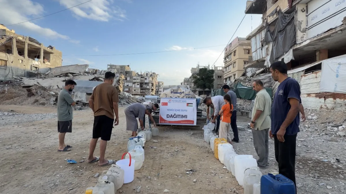 Yetimler Vakfı Gazze'de ailelere tankerlerle temiz içme suyu dağıttı