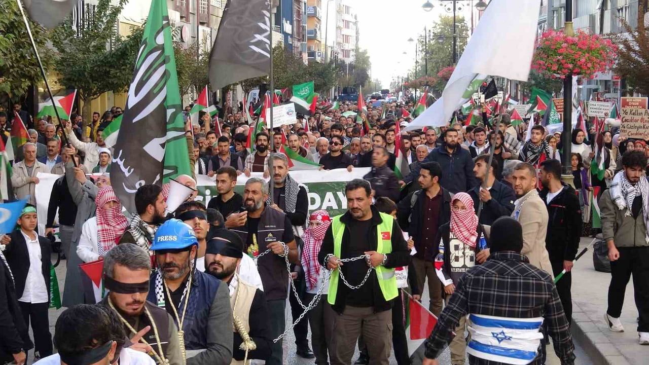 Van'da binlerce kişi Aksa Tufanı'nın üçüncü yılında Filistin için yürüdü